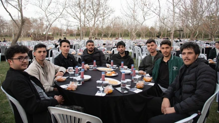 Depremzede ve engelli öğrenciler, iftar programında ağırlandı